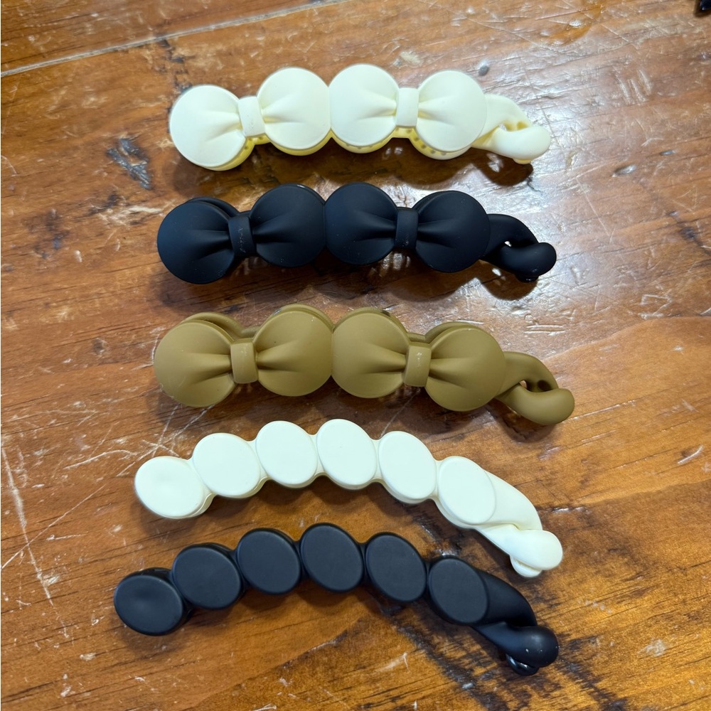 NEVER WORN Banana Hair Clips Set of 5 - Black, Cream, Tan
